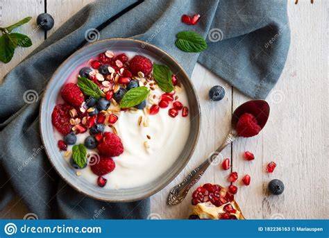 Desayuno saludable con fruta y yogur