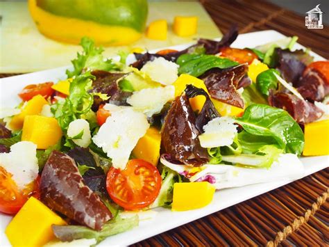 Presentación de ensalada de cecina y pimientos