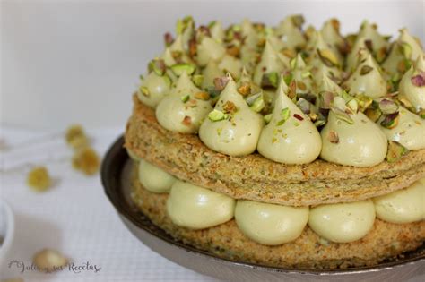 Pastel de pistacho decorado con pistachos enteros