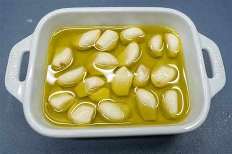 Dientes de ajo confitados en aceite de oliva