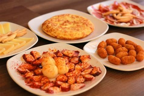 Selección de tapas y raciones variadas