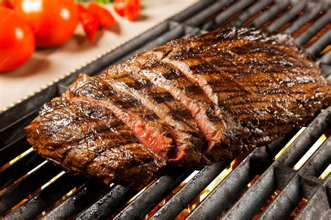 Carne a la brasa servida en plato