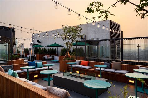 Terraza soleada de un restaurante con mesas.