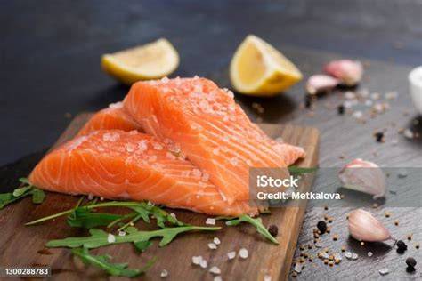 filete de salmón crudo con sal y pimienta