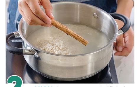 Arroz dorado en una olla