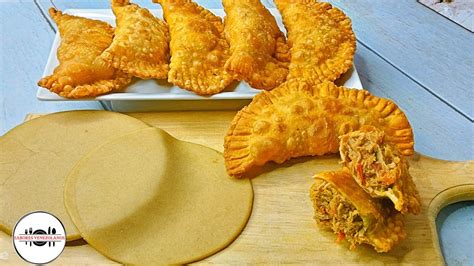 Mesa con ingredientes para hacer pastelitos