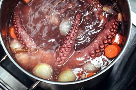 Olla con pulpo hirviendo