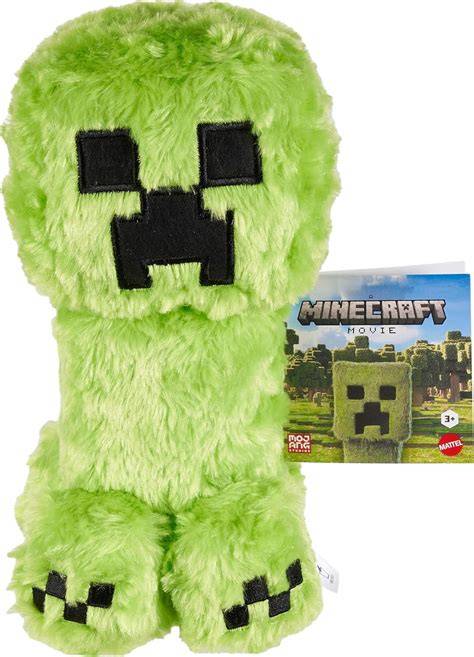 Persona feliz recibiendo un peluche Creeper de Minecraft