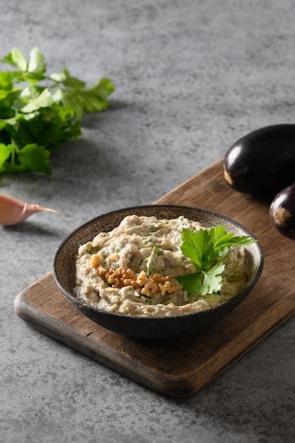 Baba ganoush decorado con granada, perejil y aceite de oliva