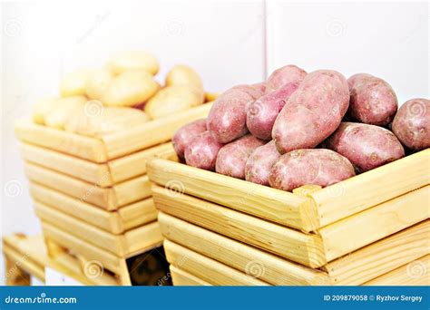 Papas almacenadas en un cesto en un lugar oscuro y fresco.