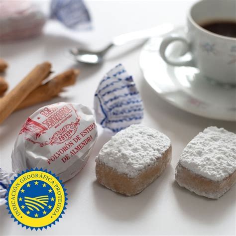 Polvorones envueltos en papel de seda listos para guardar