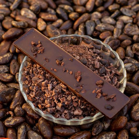 Nibs de cacao y barra de chocolate