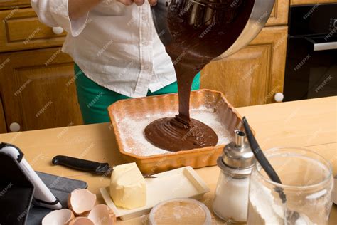 Vertiendo chocolate derretido