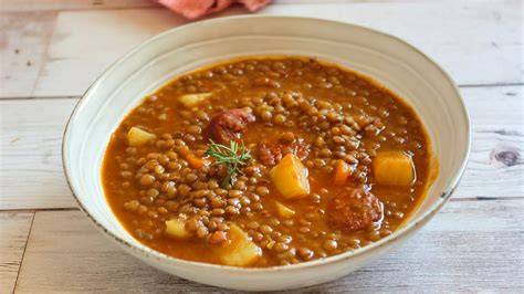 plato de lentejas estofadas con arroz y patatas