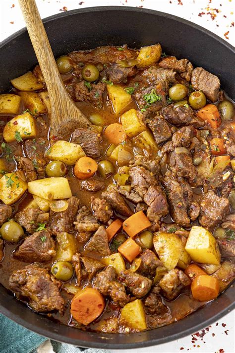 Carne guisada servida con guarnición
