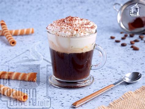 Taza de café vienés con una capa de crema batida y virutas de chocolate