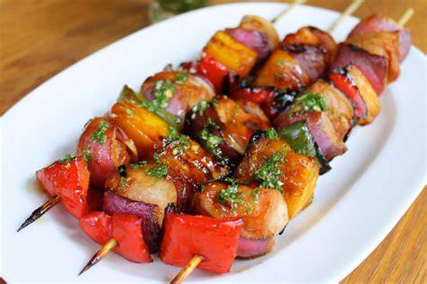 Brochetas de cerdo y vegetales