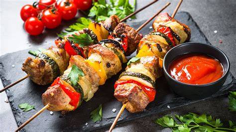 Brochetas de cerdo con salsa de tomate