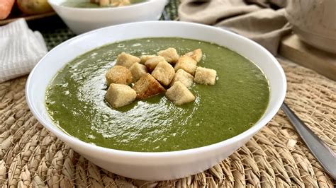 Crema de acelgas y patata en un bol