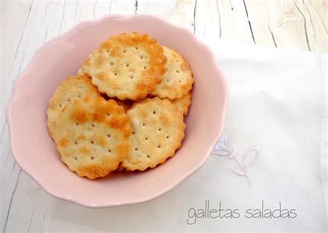 Galletas saladas variadas con diferentes aderezos