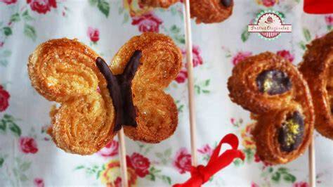 Mariposas de hojaldre con chocolate en una bandeja