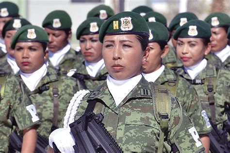 Mujeres militares en formación