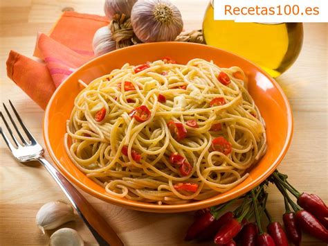 Ingredientes para espaguetis aglio, olio e peperoncino