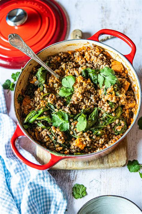 Dahl de lentejas con boniato y espinacas