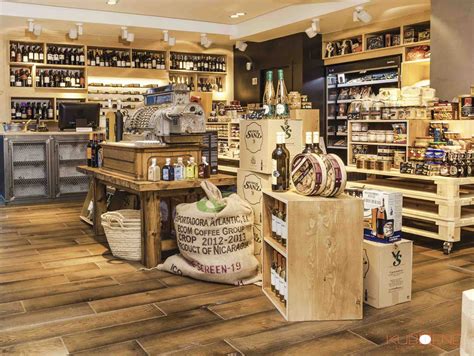 Presentación de productos ibéricos en una tienda gourmet