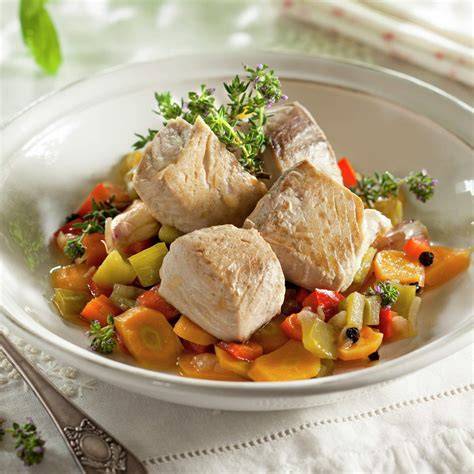 Preparación del bonito en escabeche con verduras