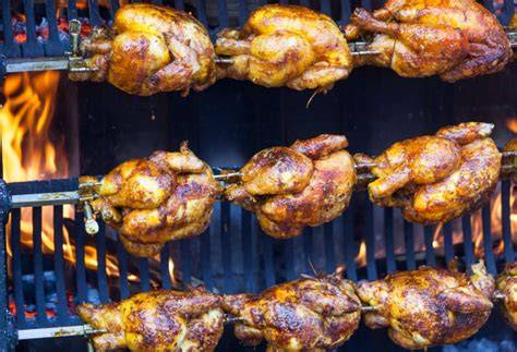 Variedad de pollos asados y guarniciones disponibles en un asadero