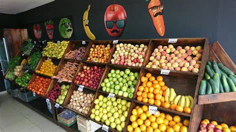 Diversidad de productos frescos en una frutería local