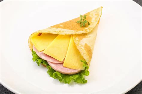 Crepe rellena de jamón, queso y huevo