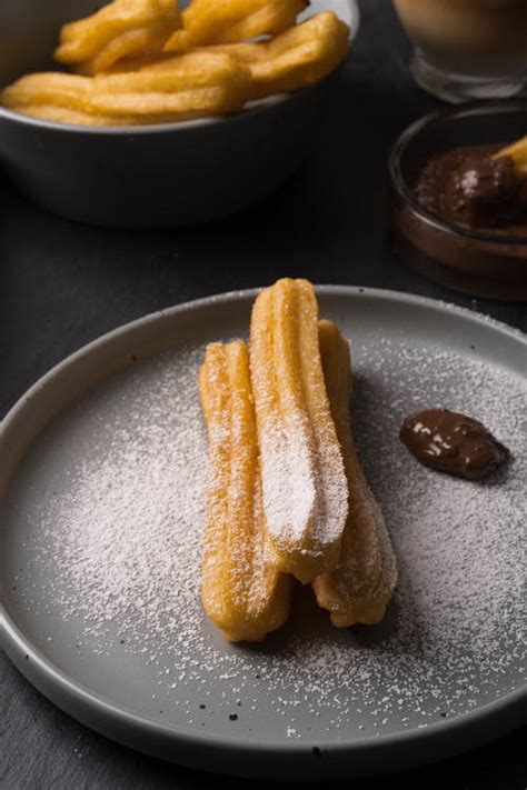 Churros recién hechos espolvoreados con azúcar