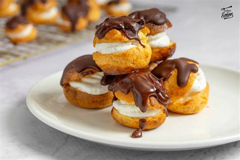 Profiteroles rellenos de nata y cubiertos de chocolate