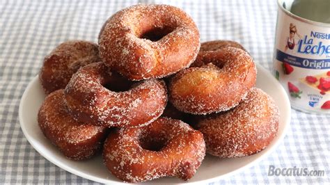 Rosquillas caseras espolvoreadas con azúcar