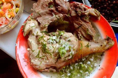 Plato de comida tradicional con carne de armadillo.