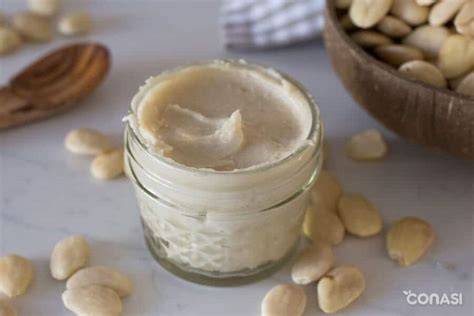 Crema de almendras casera en un recipiente