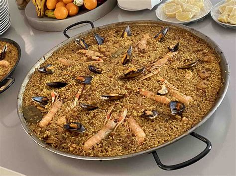 Familia recogiendo paella para llevar