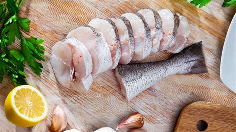 Merluza fresca con sus ingredientes