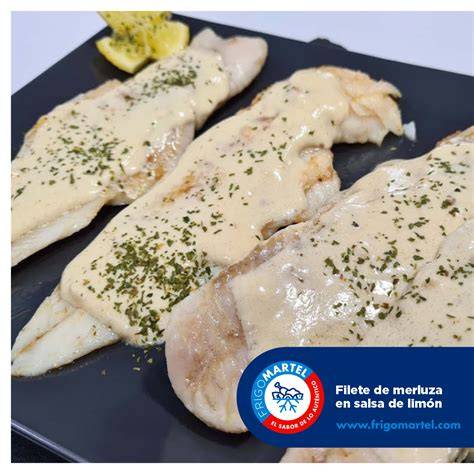 Ingredientes frescos para filetes de merluza con salsa de alcaparras