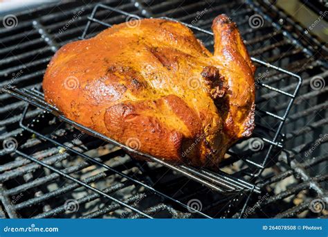 Pollo entero cocinándose en una barbacoa