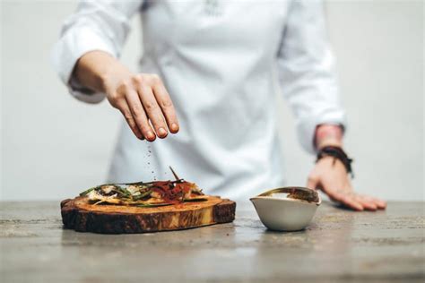 Ingredientes para sazonar un pollo: sal, pimienta, hierbas