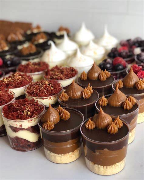Variedad de postres individuales de chocolate