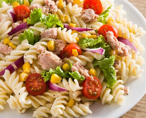 Ensalada de pasta lazos con atún y verduras