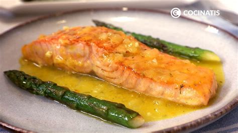 Salmón al curry en un plato con guarnición