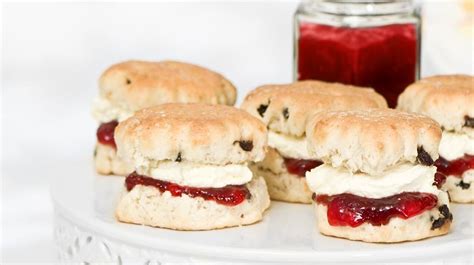 Scones con clotted cream y mermelada
