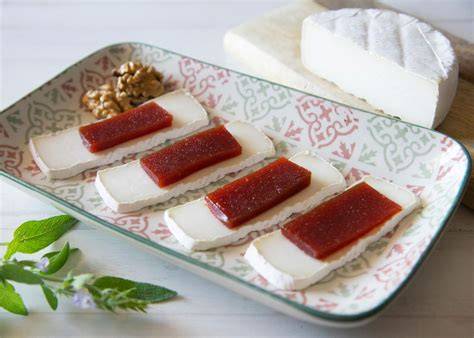 Dulce de membrillo con naranja servido con queso