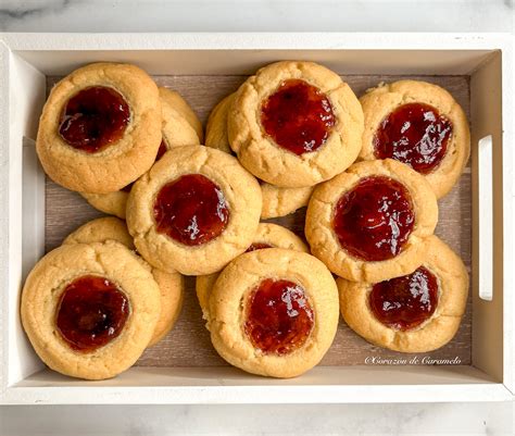Ilustración de galletas de mantequilla con mermelada de fresa