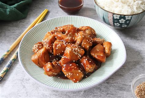 Pollo teriyaki cocinándose en sartén